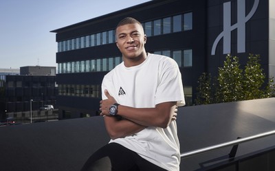 亿博电竞快讯-怀特庆祝时与队友狂欢